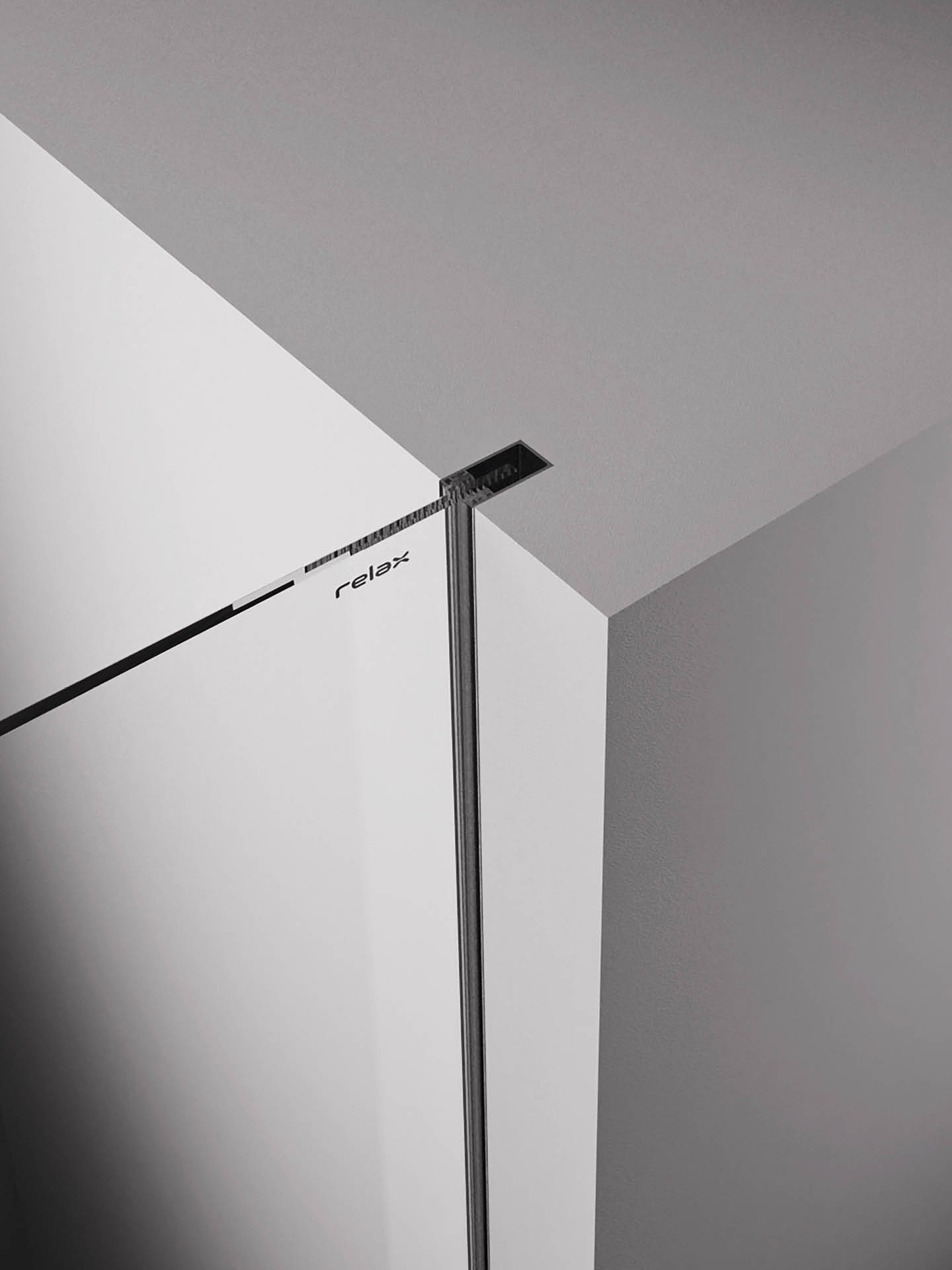 inserimento del vetro del box doccia a muro