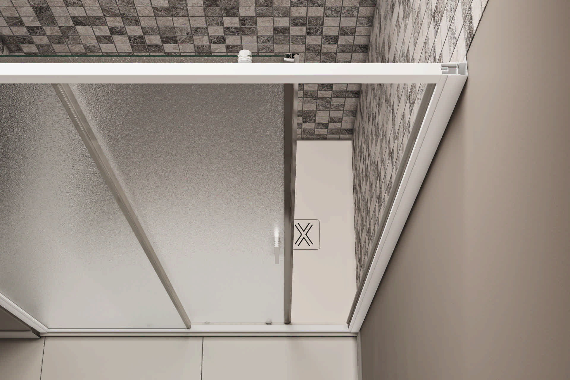 Finitura vetro piumato su box doccia scorrevole in nicchia