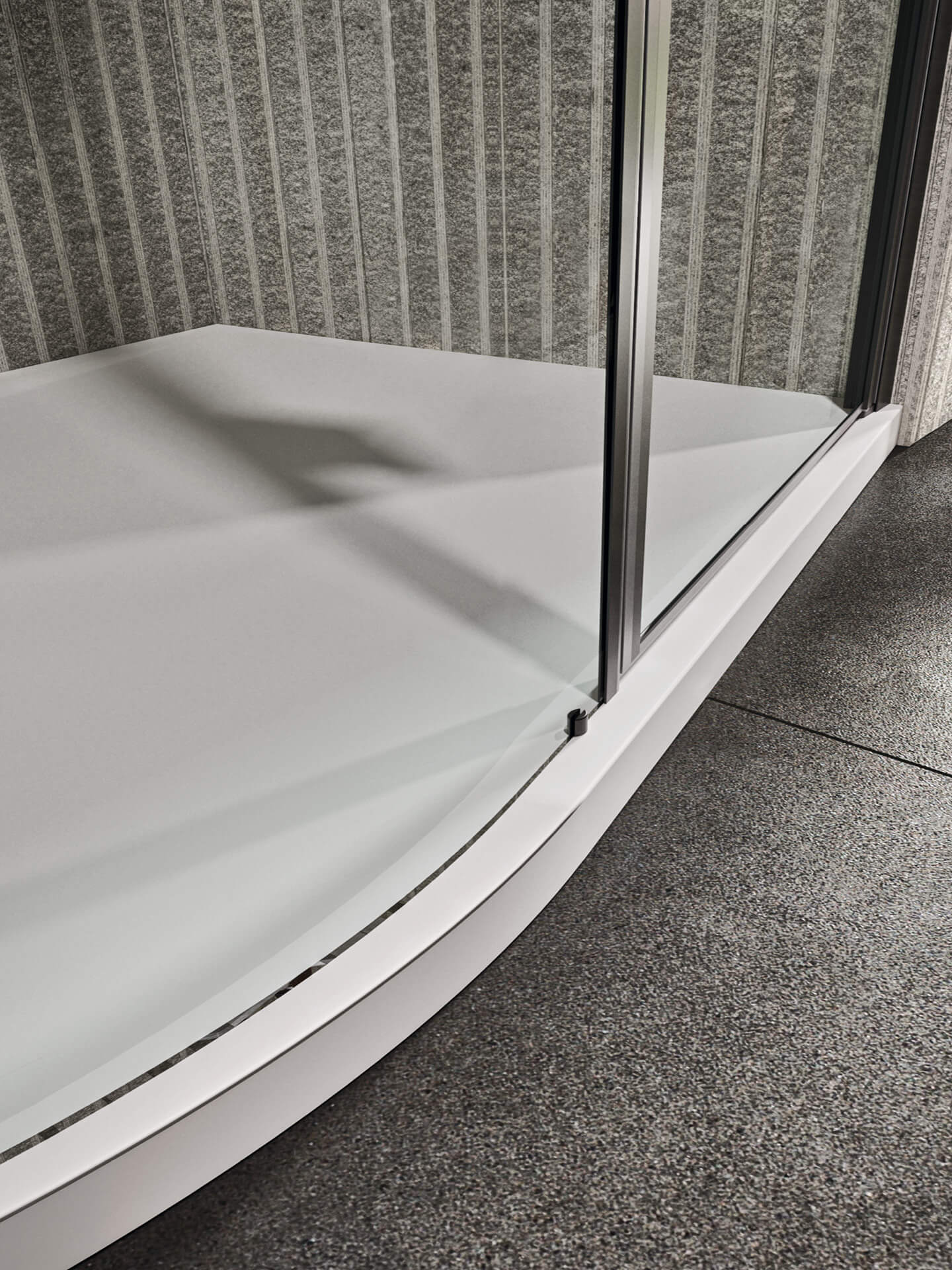 Piatto doccia 140S con angoli tondi posizionato ad angolo