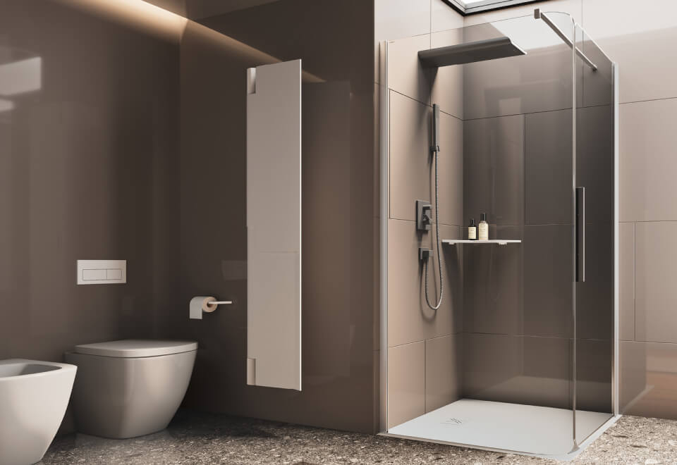 Cabina doccia contemporanea con vetri trasparenti e porta battente, con bordi arrotondati
