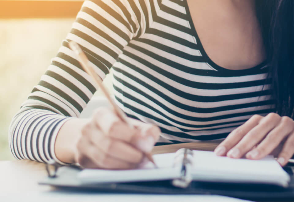 Ragazza prende appunti sulle domande frequenti