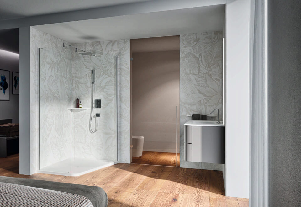 Camera d'albergo con bagno a vista e box doccia walk-in