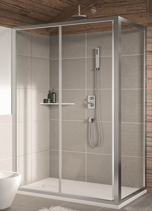 Box doccia in mansarda con profili brillantati e porta scorrevole