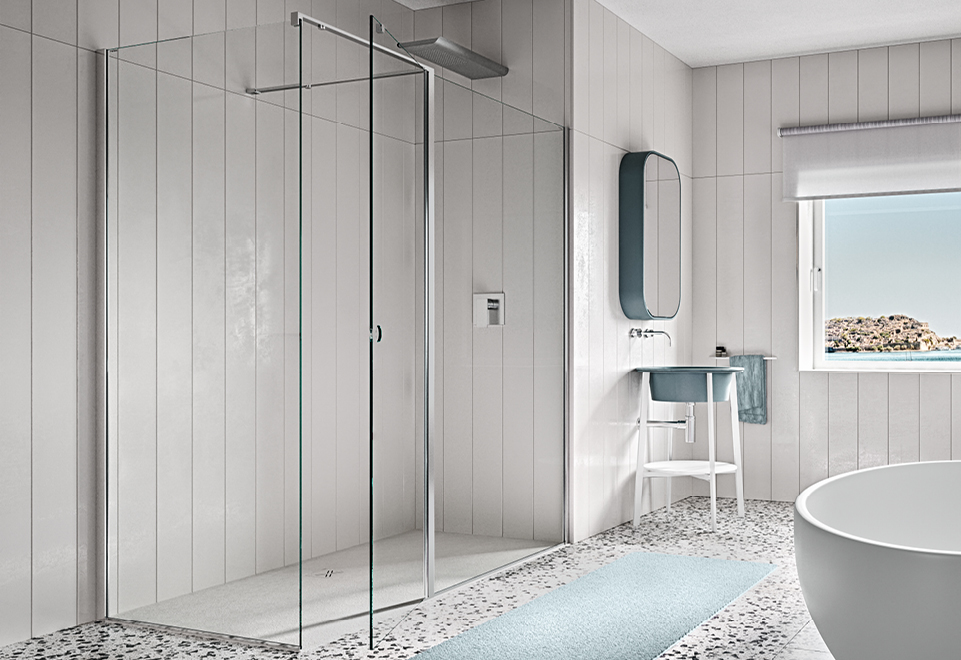 Bagno di casa al mare con box doccia ad angolo e porta battente