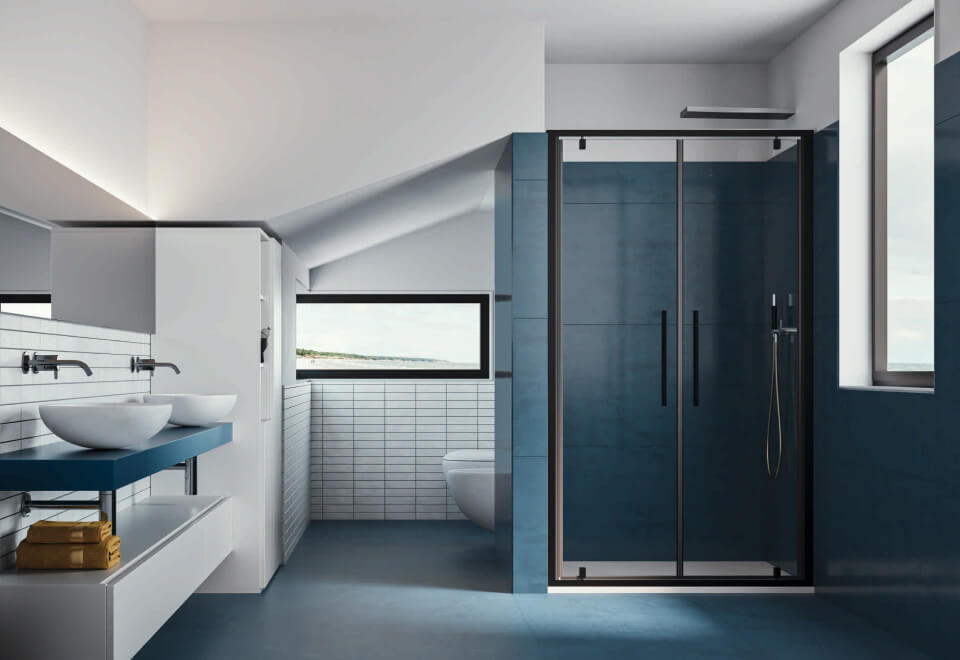 UNICO B2 Box doccia in nicchia con mare in lontananza fuori dalla finestra. Doccia con porta saloon e profili neri