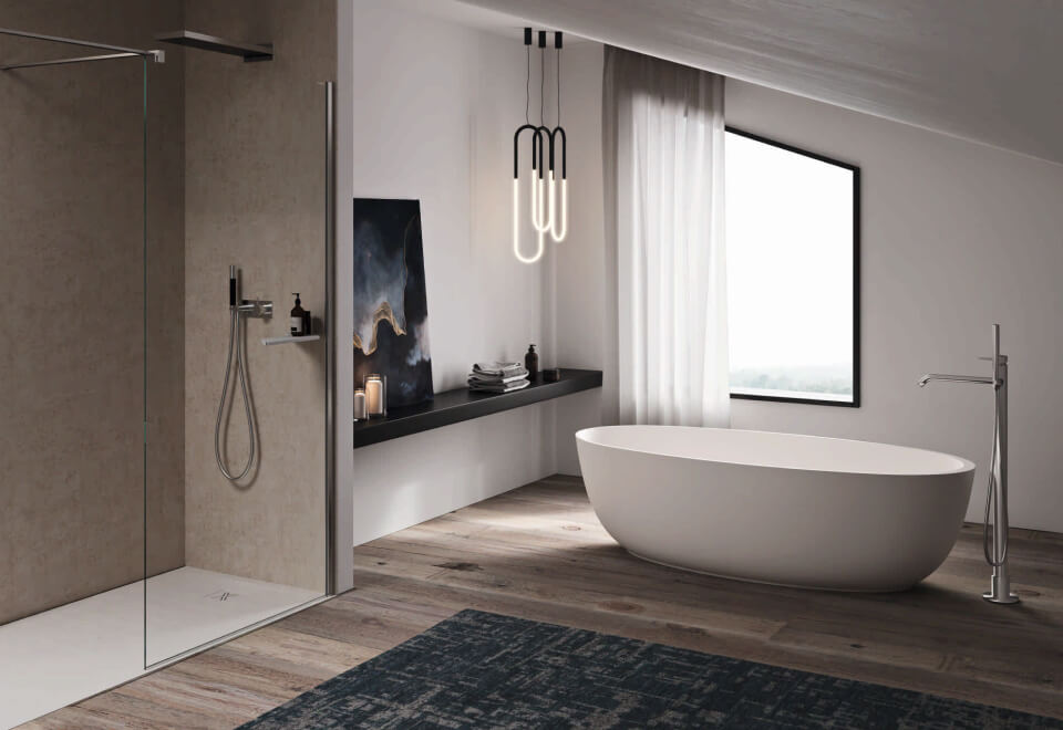Ambiente bagno con box doccia e vasca