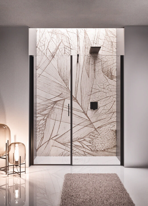 Cabina doccia in nicchia con anta battente, profili neri e carta da parati