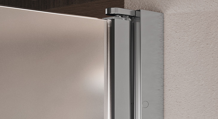 Profilo a muro di un box doccia con viti a scomparsa per facilitarne la pulizia