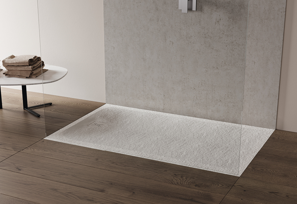 Душевой поддон под белый камень в центре стены