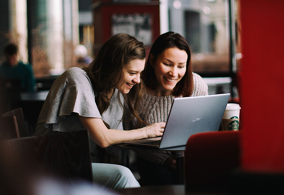 Persone utilizzano un computer per scaricare materiale tecnico