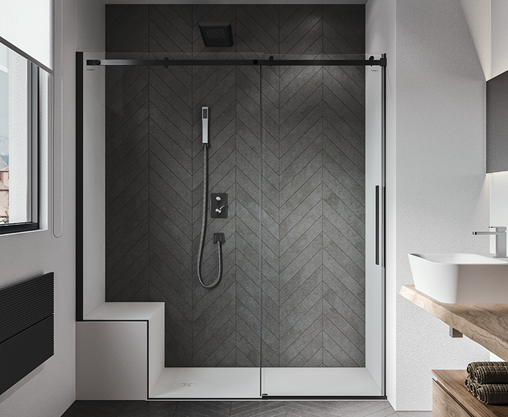 Cabina doccia su misura con vetro sagomato per seduta interna