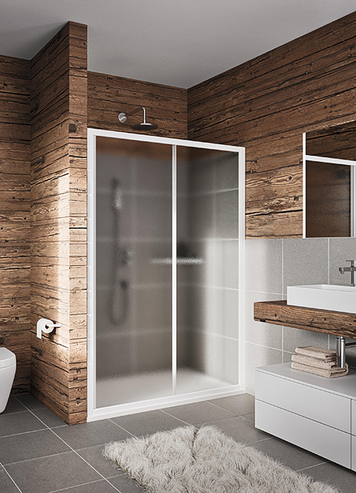 Box doccia Lyra sc1 in nicchia con porta scorrevole e profili colore bianco in bagno di montagna