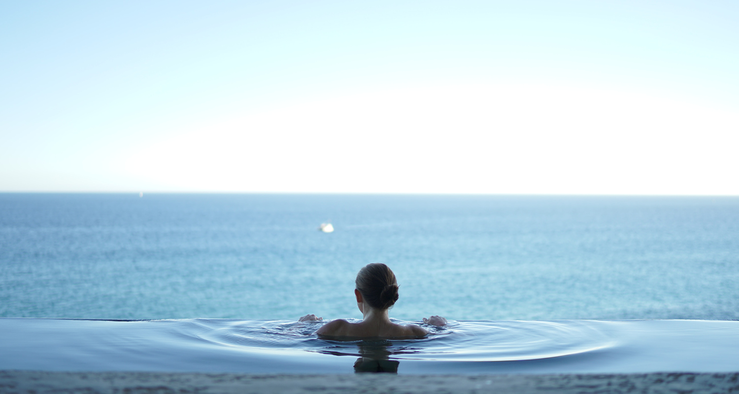Femme se baigne dans une piscine extérieure