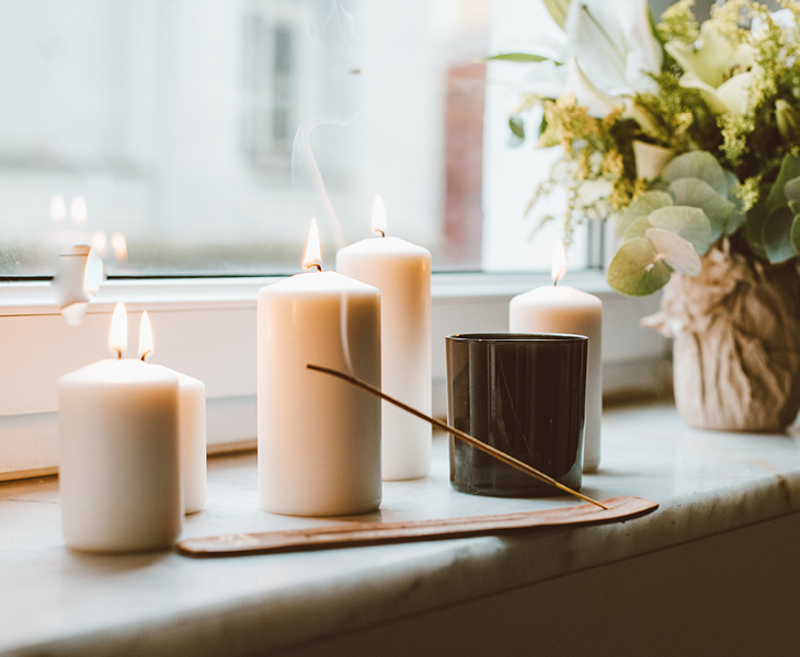 Articoli Blog5 Bougies et huiles parfumées pour une salle de bain espace bien-être