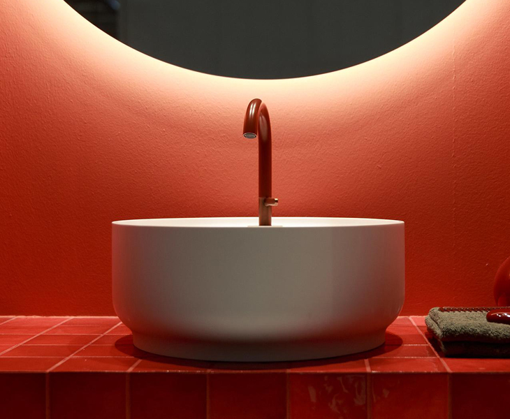 Articoli Blog6 Round sink with red wall and red tiles