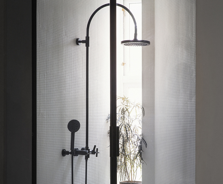 Up and down shower cabin